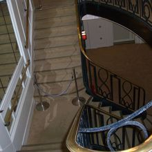 船内のらせん階段