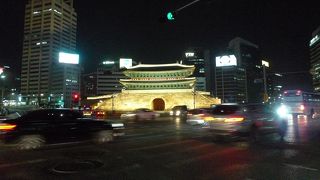 夜はライトアップされてました。