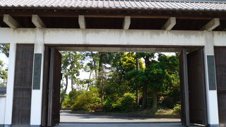 立派な門構えの博物館です