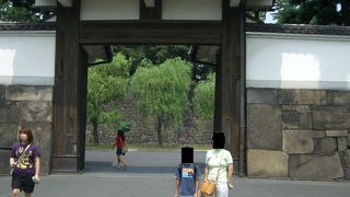 江戸時代の門ではなく復元した門だそうです