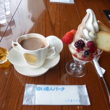 白い恋人パフェとホットチョコレート