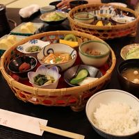 花籠での朝食。綺麗に盛り付けられています。味もおいしいです。
