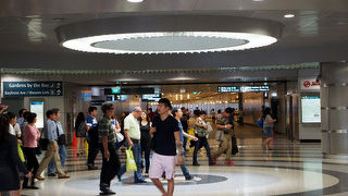 マリーナベイサンズ直結のＭＲＴ駅