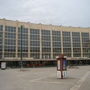首都サラエボの玄関口。国際列車も発着する。