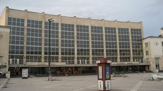 首都サラエボの玄関口。国際列車も発着する。