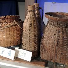 竹で編まれた魚篭（多度津町立資料館の展示物）
