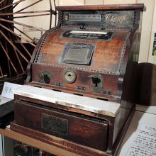 木製のレジスター（多度津町立資料館の展示物）