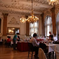 まるで王宮の広間のような朝食ルーム