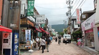 洒落た店が多いが、車が通るので減点だ