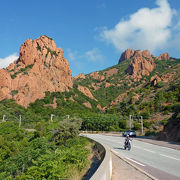 海沿いの絶壁と赤い岩山。絶景ルートです