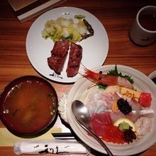 博多海鮮丼定食１９４４円