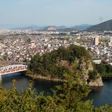 善光寺公園展望台からの景観?。犬山橋を名鉄の赤い電車が通過。