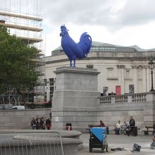 玄関脇に不思議なモニュメントが