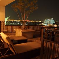 テラスと神戸の夜景です