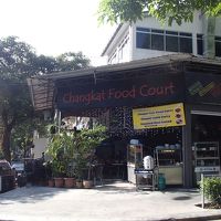 ホテルの前のレストラン