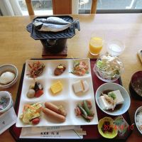 朝食はバイキングです。鯵の干物を頂きます。