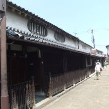 やや小さな商家