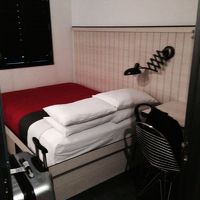 ドアを開けるとすぐにベッド