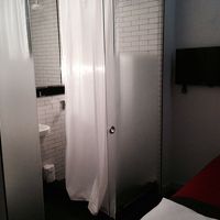 ベッドのすぐ横にトイレ、シャワー室