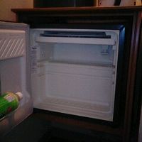 冷蔵庫。奥行きが1本分しかありません。