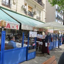 並木道を歩いてくると、パエリアのお店が軒を連ねています