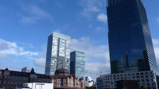 吹き抜けの店内