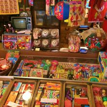 駄菓子屋さんの店先