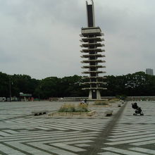 ヒーローもののロケが、この広場で行われたことも。