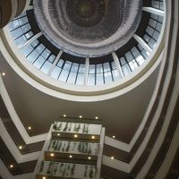 吹き抜けの上は瞳の形