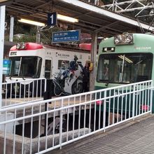 京阪石山寺駅の１・２番線に停車中の600系車両。