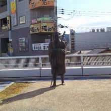 待ち合わせの定番“松尾芭蕉像”。