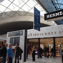 ひととおりの免税店はあります