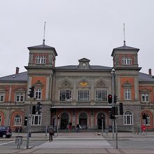 オールボー駅　構内の左側にセブンイレブンがある．