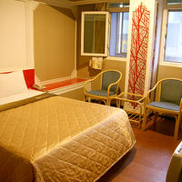 一見オシャレな室内。しかし、ピンクの雰囲気が…