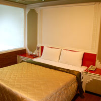 ベッドの横にいかがわしい照明ボタン、そしてすりガラス…