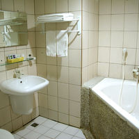 バスルームはとてもきれい。でもいかにも、で、複雑。