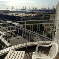ベランダから椅子に座って神戸港を見下ろせます