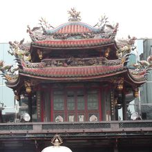 お寺の上の方です。龍が一杯います