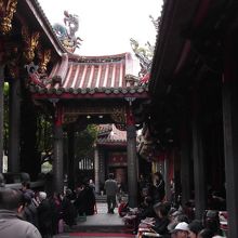 大勢の方が御経を唱えています