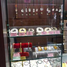 御土産も確り販売中。買うのは観光客のみ