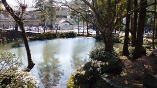 「白鷺池（びゃくろち）」が美しい円覚寺庭園（えんがくじていえん）