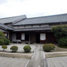 愛知県指定文化財の旧糟谷縫右衛門住宅全景と前庭。