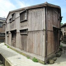 宿根木を代表する三角屋の風景