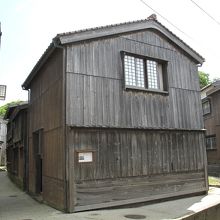 腰板が下に張られたサヤを持つ土蔵