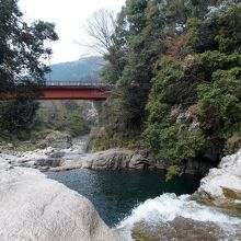 大滝と滝見橋の景観。