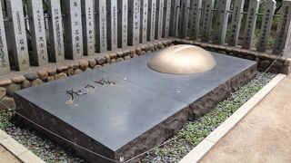 かわった形の石碑です。