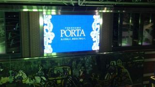 横浜そごうと横浜駅とをつなぐ商業施設です。