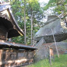 烏帽子岩と神社