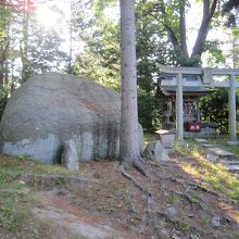 烏帽子岩の横にある岩と神社