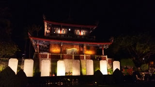 週末の夜はコンサートが開かれていました